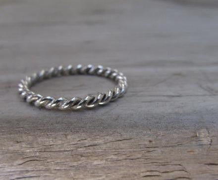 Twisted wire ring
