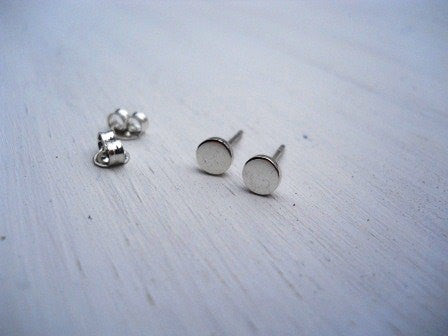 Round studs